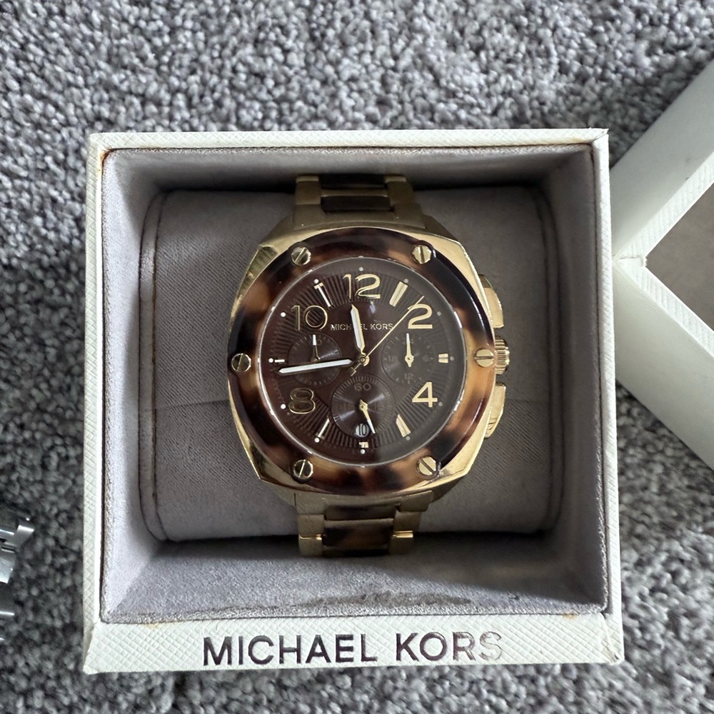 Michael Kors Tortoise and Gold Watch
I dont have extra links